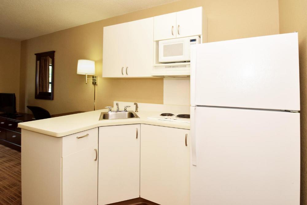 1 Queen Bed | Non-Smoking, Kitchen interior